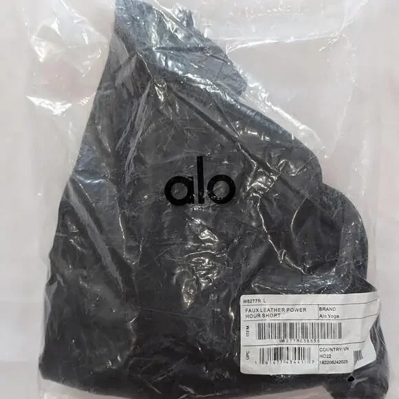 Alo Yoga Faux Leather Power Hour Shorts Size Large Black NWT - Picture 8 of 8